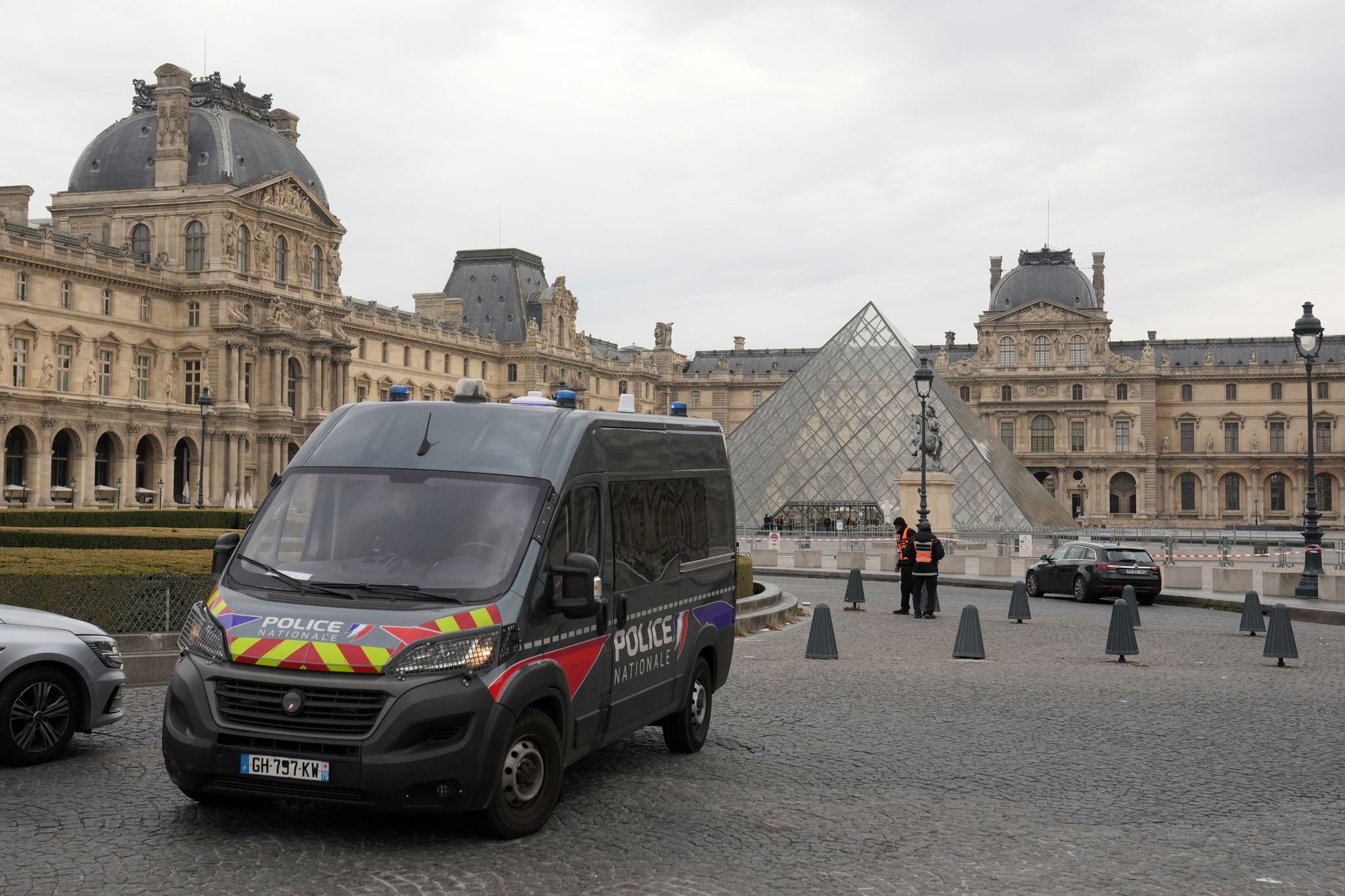Louvre-Raub: Vierter Täter nach 88-Millionen-Coup festgenommen