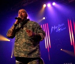 Everlast biega po mieście z puszką sprayu