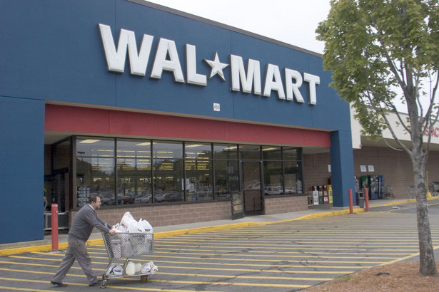 Walmart zanotował w drugim kwartale piąty z rzędu spadek sprzedaży spowodowany trudnymi warunkami gospodarczymi i fatalnym błędem w zarządzaniu.