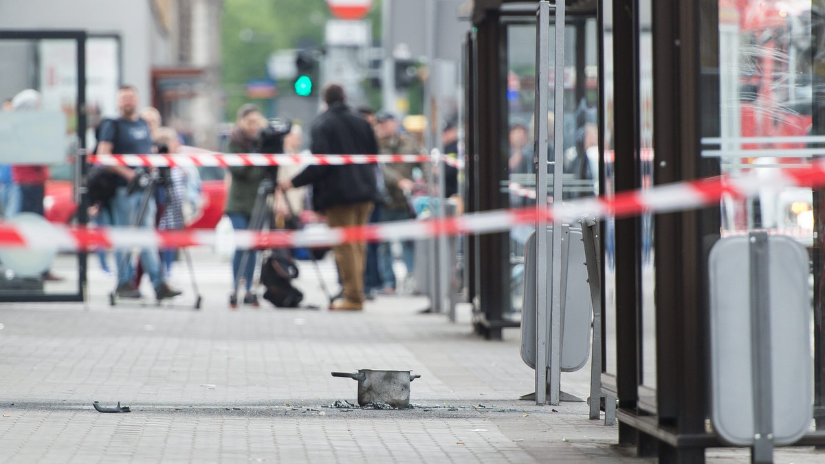 82-letnia kobieta, która została ranna w wyniku eksplozji bomby we Wrocławiu ma poważniejsze obrażenia, niż sądzono. Dla podejrzanego o podłożenie ładunku wybuchowego w autobusie Pawła R. oznacza to zaostrzenie zarzutów.