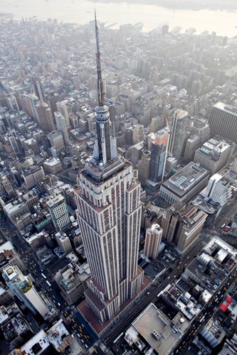 Empire State Building to jeden z najważniejszych zabytków Nowego Jorku. Codziennie pracuje w nim około 21 tysięcy osób, co oznacza, że jest to drugi największy biurowiec w USA zaraz po Pentagonie.