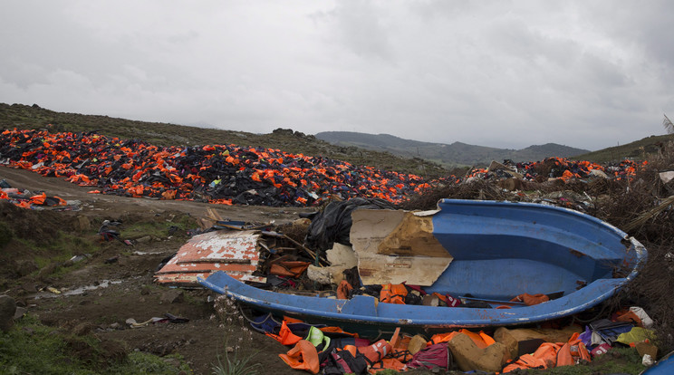 Elhagyott mentőcsónak és mentőmellények a Leszbosz-szigeten / Fotó: MTI/AP