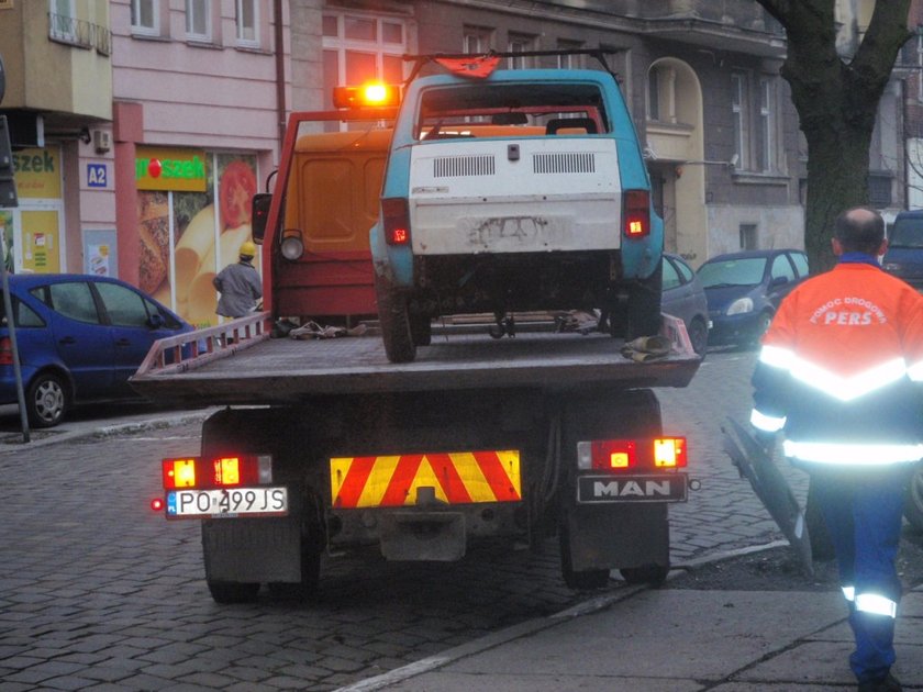 Kłopotliwy maluch uciekał przed lawetą