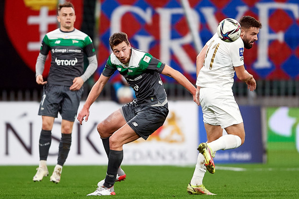 Piłkarze drużyny Lechia Gdańsk Maciej Gajos (L) i Mario Maloca (C) oraz Tomas Zajić (P) z zespołu KGHM Zagłębie Lubin podczas meczu Ekstraklasy, na stadionie "Polsat Plus Arena Gdańsk"