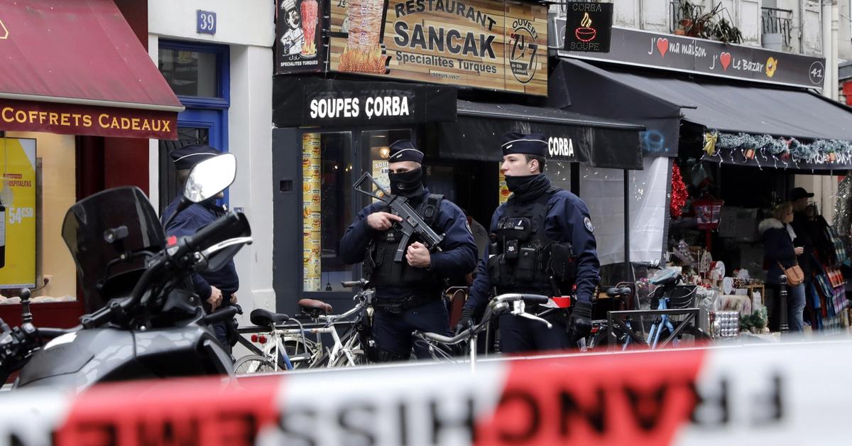 Trois personnes ont été tuées dans une fusillade dans le centre de Paris.  La police a arrêté l’agresseur