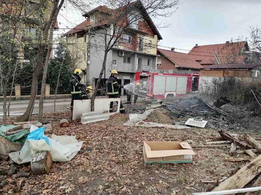 Napušteni kiosk u Kaluđerici izgoreo do temelja