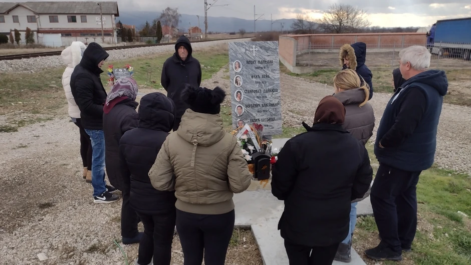 Porodice nastradalih okupile su se na mestu tragedije