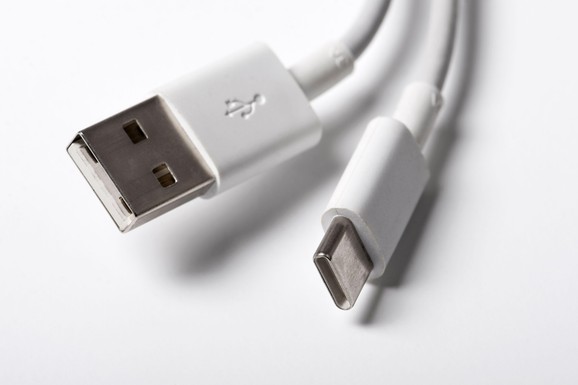 Svaki dan koristimo USB, a mnogi nikada nisu primetili ovaj simbol na njemu: "Trozubac" otkriva mnogo više nego što mislite