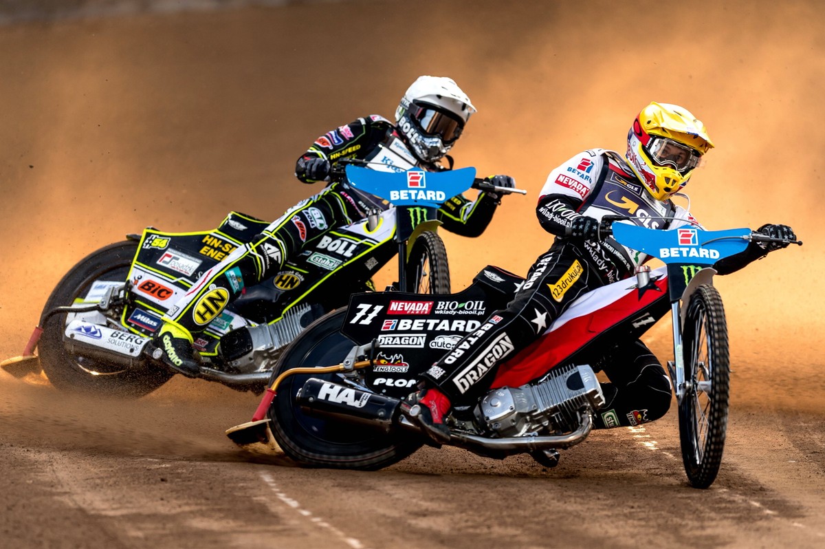 Maciej Janowski (kask żółty) i Słowak Martin Vaculik (biały) podczas żużlowego Grand Prix we Wrocławiu