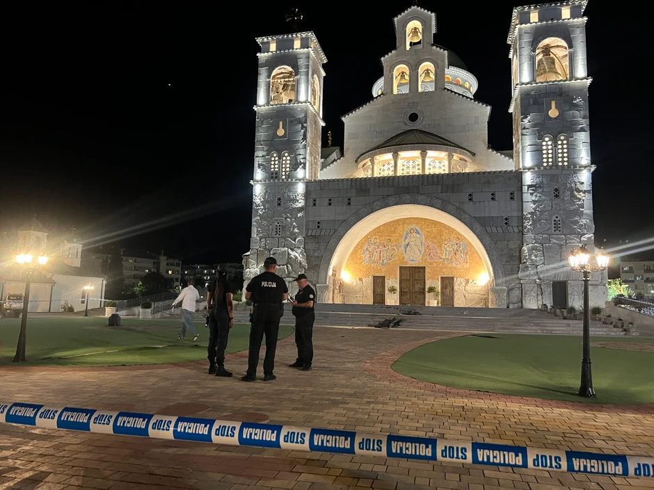 Uhapšena žena koja je probila rampu i uletela u Hram