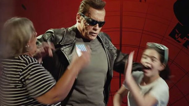 Arnold Schwarzenegger wkręca przechodniów jako Terminator [WIDEO]
