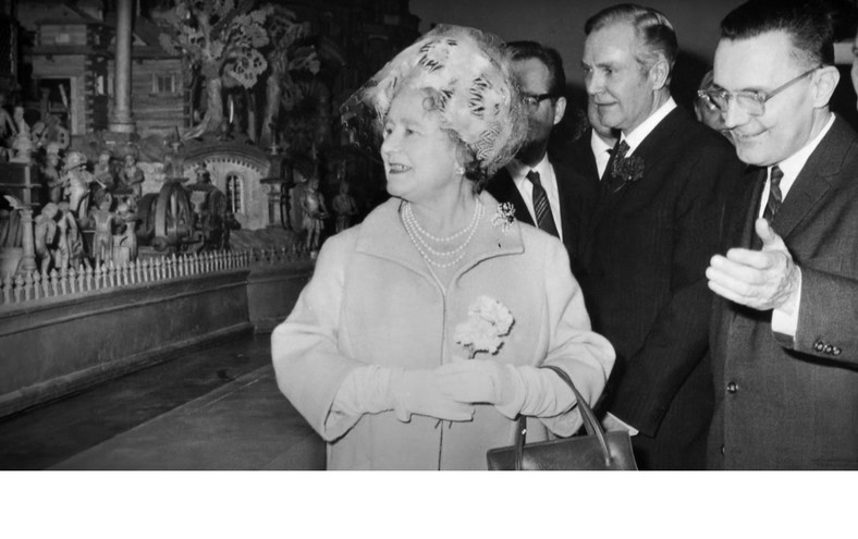 Królowa Elżbieta II ogląda szopkę w trakcie wystawy w Londynie w 1970 r.
