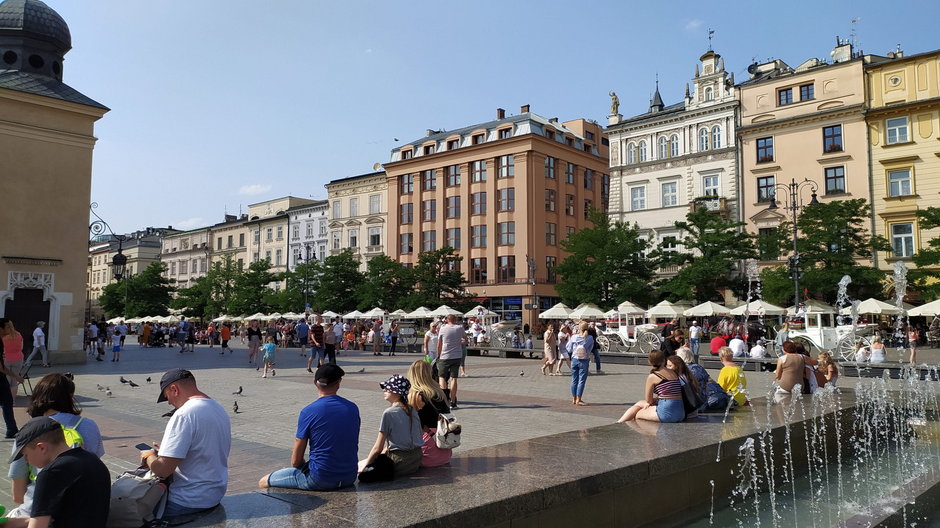 Gmach Feniksa skrywa słynny dansing, który skutecznie zabiera co najmniej do lat 80. ubiegłego wieku.