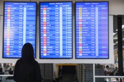 niebezpieczne zjawisko paraliżuje europejską stolicę. odwołano loty