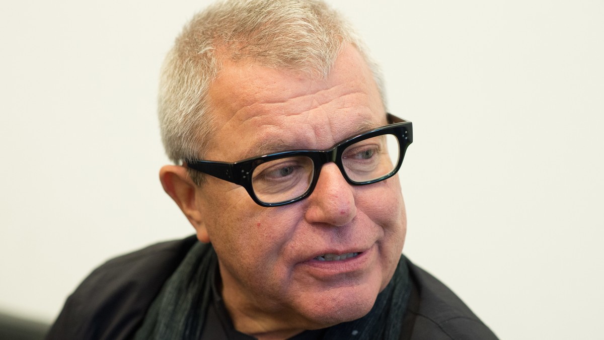 Światowej sławy architekt Daniel Libeskind spotkał się z mieszkańcami swojego rodzinnego miasta - Łodzi. Wspominał m.in. dzieciństwo, rodziców, mówił o architekturze. Libeskind przyjechał do Łodzi na zaproszenie miejscowego Centrum Dialogu im. Marka Edelmana.