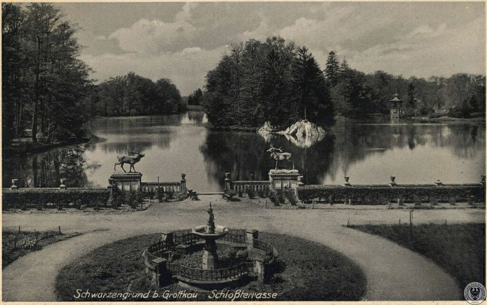 Kopice, pałac Schaffgotschów - widok na staw od strony elewacji frontowej pałacu, lata 1936-1945 