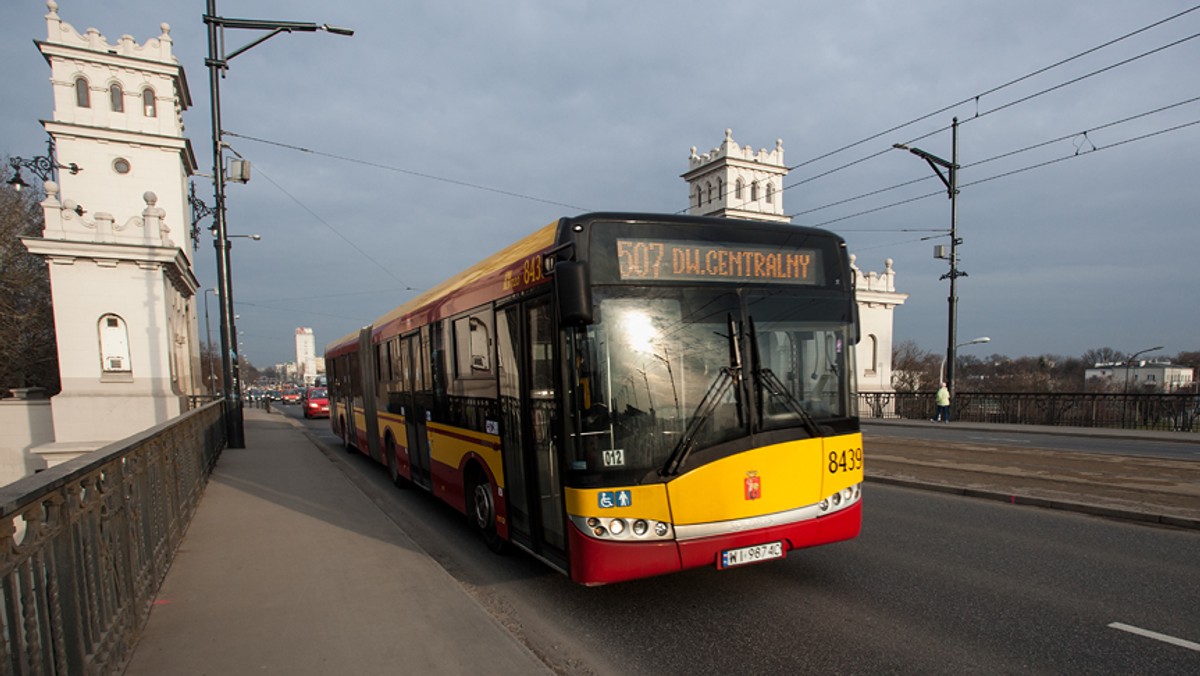 Zmiany w rozkładach, zawieszone niektóre autobusy, ale też uruchomione nowe linie. Podpowiadamy, jak będzie kursowała komunikacja miejska w Warszawie w okresie długiego weekendu.