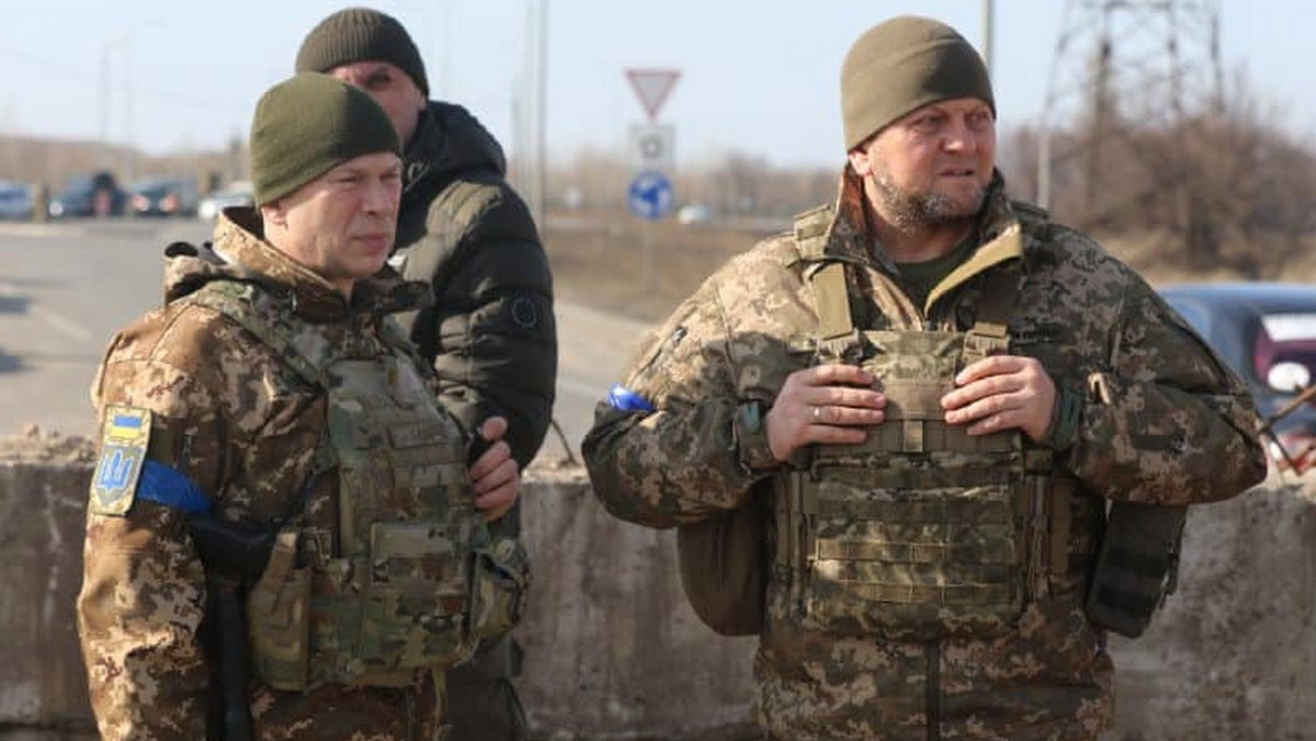 Ukraiński prezydent Wołodymyr Zełenski ma kolejny dylemat w wojnie z Rosją: <a href="https://wiadomosci.onet.pl/swiat/dowodca-ukrainskiej-armii-o-krok-od-utraty-stanowiska-duze-ryzyko/v2tbs7m" id="2e4fe7f1-4503-4591-a8e2-7361ee206019">szeroko spekuluje się, że może zwolnić swojego najwyższego rangą generała</a>, ponieważ wojna nie układa się dobrze dla Kijowa. Ale taka decyzja może zbudować niechcianego rywala politycznego dla prezydenta.