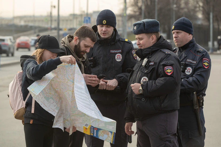 Ljudi su zbog prekida interneta u Rusiji prešli sa "Gugl mapa" na papirne karte