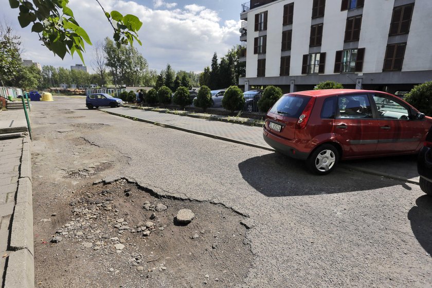 Mieszkancy ul. Kolistej w Katowicach walcza o remont drog na ich osiedlu, ktore sa w fatalnym stanie