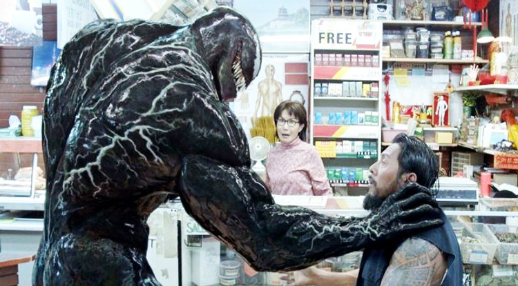 Venom megigazítja a meglepődött férfi mellényét.