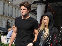 Piosenkarka z siniakami na twarzy. Dwie wersje wydarzeń