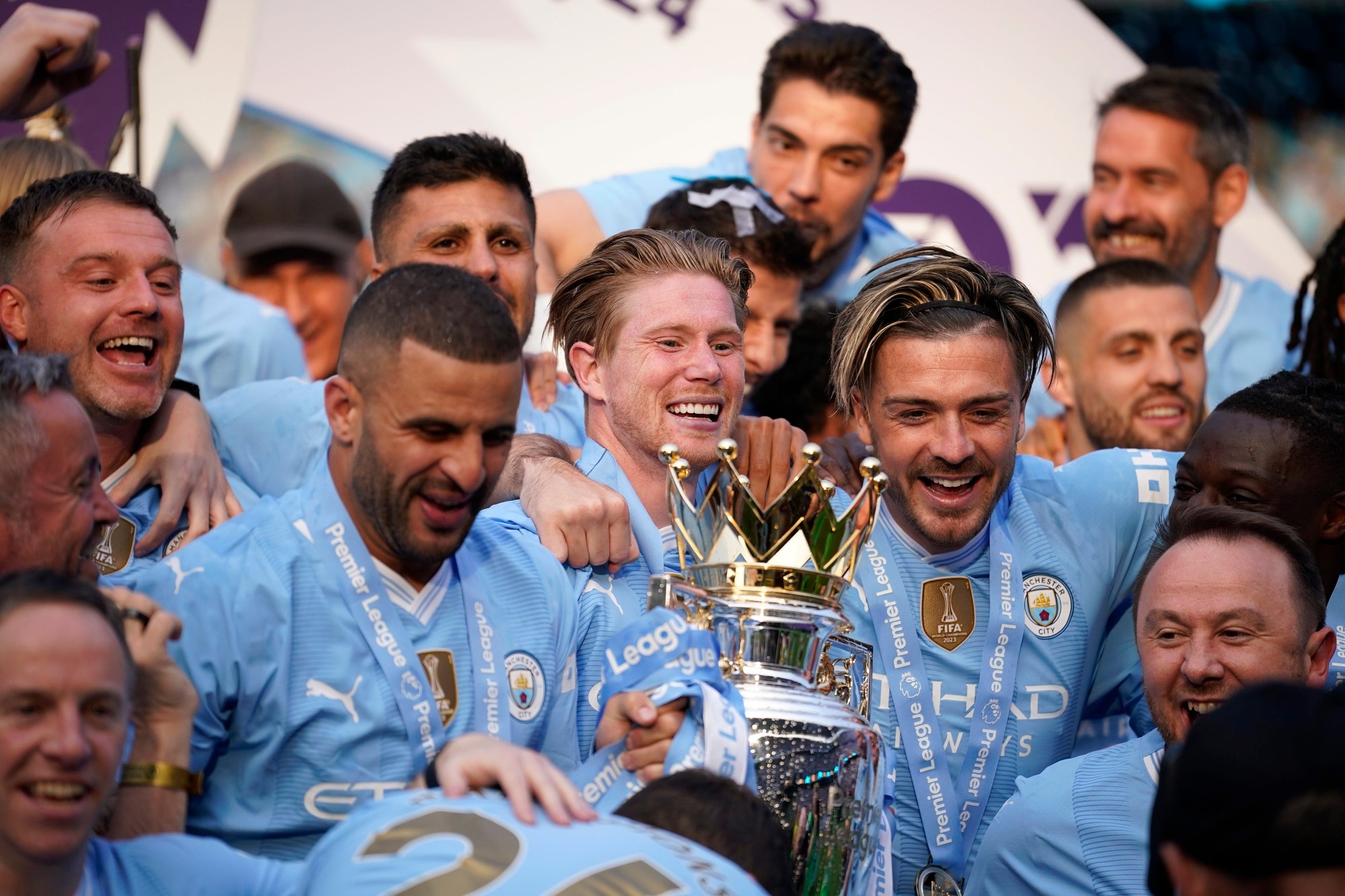 Futbalisti Manchestru City oslavujú zisk titulu v Premier League.