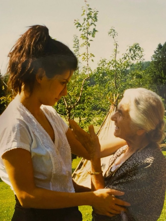 Sandra Bulok sa bakom