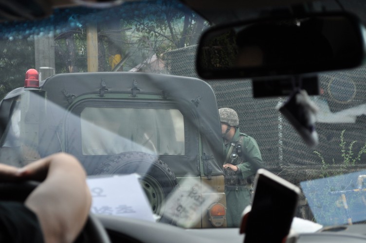 Tunel dziś wygląda jak filmowa dekoracja, jednak miało nim przechodzić nawet 30 tys. żołnierzy na godzinę, do tego wyposażonych w sprzęt artyleryjski. Seul znajduje się niewiele ponad 40 km od granicy. W każdej chwili mogła grozić mu inwazja. Wjeżdżając po wizycie w Imjingak do Seulu można przestraszyć się zdalnie sterowanego samolociku, który krąży niedaleko ulicy. W pierwszej kolejności kojarzy się z dronem z Północy. Na pewno wynurzył się z tunelu, przepłynął rzeką Imjin, skręcił w przepływającą przez stolicę Han i wreszcie przedarł się przez zasieki! Potem dopiero dociera do nas, że to jedynie zabawka, a obok znajduje się plac zabaw. Z pozoru trudno zachować nerwy i zdrowy rozsądek w miejscu, które nieprzewidywalny dyktator może w każdej chwili obrócić w ruinę. Co przyniesie przyszłość, nie wiadomo, ale Południe nie traci nadziei i wciąż wierzy w happy end.