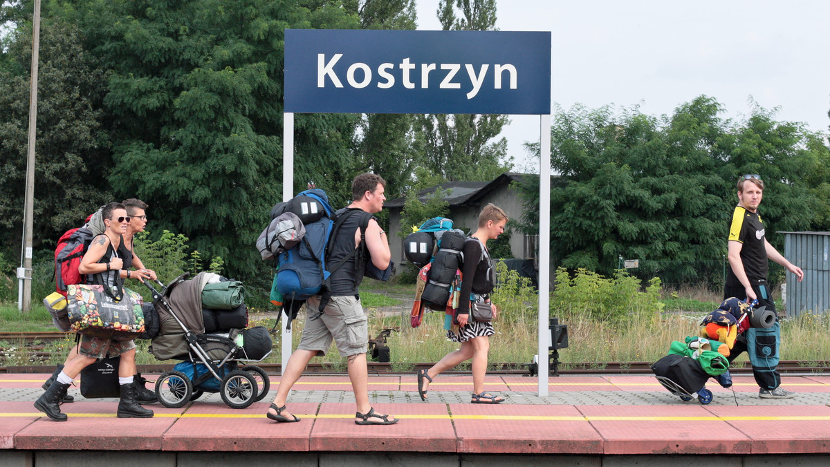 Prawie pół tysiąca funkcjonariuszy policyjnej prewencji z całej Polski pełni już służbę w przygranicznym Kostrzynie nad Odrą w Lubuskiem, gdzie w czwartek rozpocznie się 23. Przystanek Woodstock. Z szacunków organizatorów wynika, że we wtorek na terenie festiwalu było ok. 50 tys. ludzi.