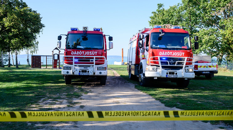 Perre mennek a tűzoltók a belügyminisztérium ellen / Fotó: MTI/Vasvári Tamás
