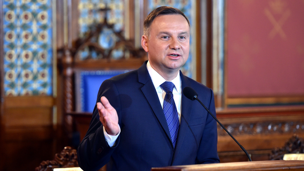 Prezydent Andrzej Duda awansował do stopnia generała brygady komendanta głównego Straży Granicznej płk. Marka Łapińskiego i jednego z jego zastępców płk. Tomasza Pragę - poinformowało w poniedziałek BBN. Nominacje zostaną wręczone jutro w Zamościu. Tego dnia na Rynku Wielkim w Zamościu odbędą się centralne obchody święta Straży Granicznej.