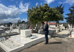 Ambasador Srbije u Grčkoj Nikola Nedeljković položio venac na grob Mikisa Teodorakisa