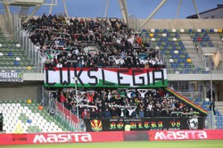 Liga Europy: Kibice Legii awanturowali się w Neapolu. Podpalili samochody. WIDEO