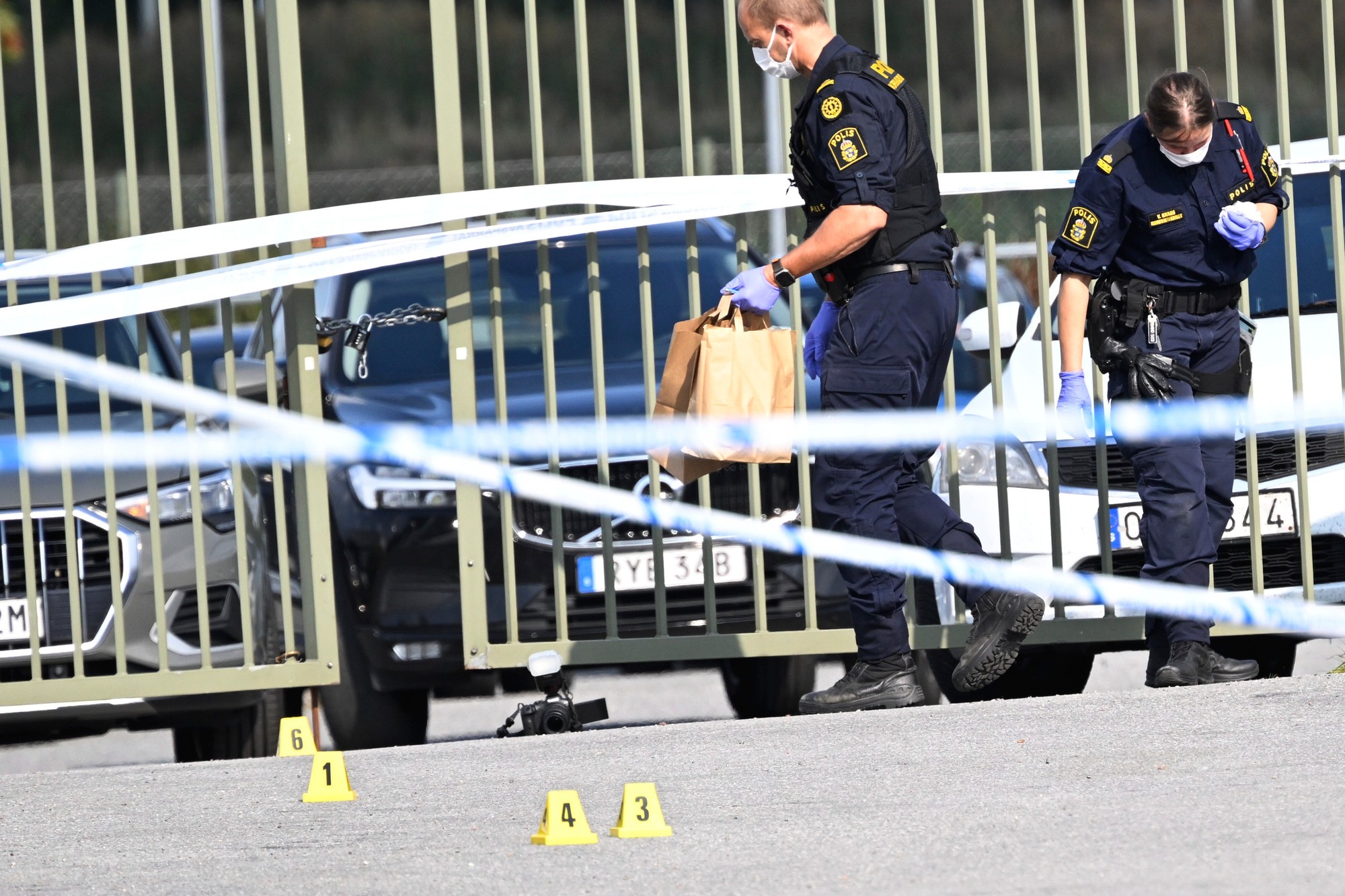 Polícia na mieste činu pred mešitou po streľbe v Örebro vo Švédsku v piatok 15. augusta 2025.