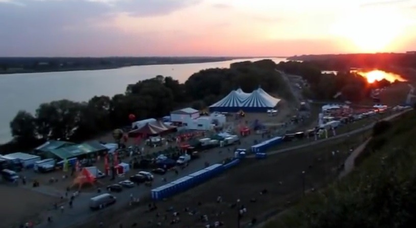 W ciągu 10 lat na plaży nad Wisłą oraz na płockim Starym Rynku wystąpiło kilkaset gwiazd muzyki elektronicznej i alternatywnej z całego świata.