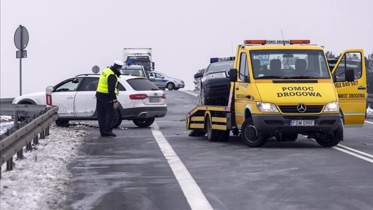 Sierżant Marcin Wiącek z Sulęcina (woj. wielkopolskie) wsiadł razem z kolegą do policyjnej skody i we wtorkowy poranek wyjechał na patrol. Taki sam, jak każdego dnia... Kilka godzin później jego rodzina dostała tragiczną wiadomość: Wasz tata i mąż zginął po strzale z pistoletu... A wszystko dlatego, że złodziej samochodów, którego chciał zatrzymać, nie zdjął nogi z gazu.