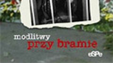 Drewniany guzik. Modlitwy przy bramie. Fragment książki