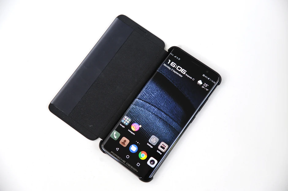 Telefon ima trostruku glavnu kameru