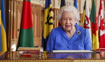 Królowa wspiera chorego męża - pokazała się z broszką, którą nosiła w czasie podróży poślubnej