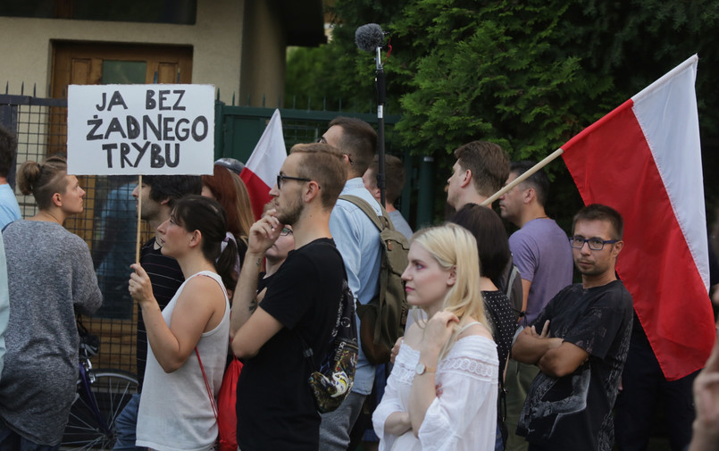 Zebrani pod domem Jarosława Kaczyńskiego, na warszawskim Żoliborzu, wznosili okrzyki: Precz z Kaczorem-dyktatorem. Ponieważ protest odbywa się nielegalnie, zebrani tam ludzie informują również, że tylko spacerują.
