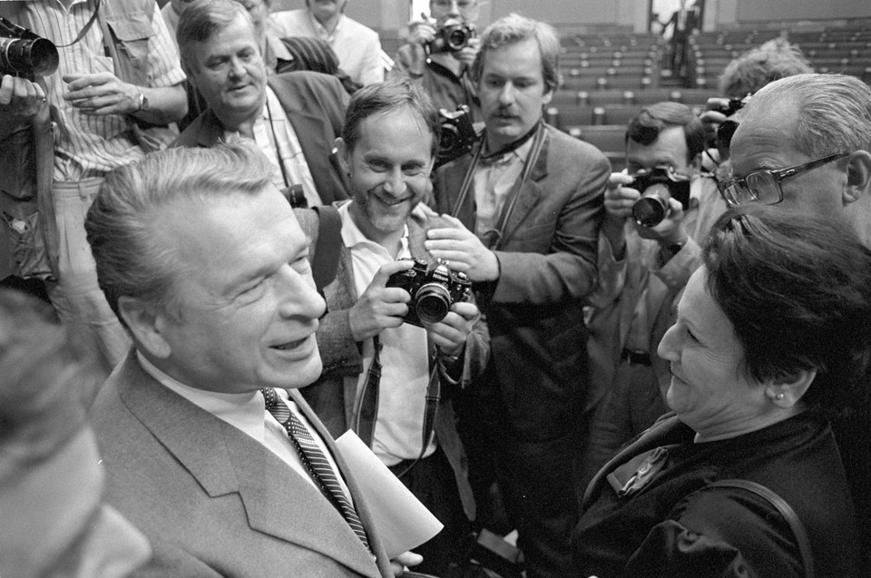 Generał Czesław Kiszczak (PZPR) przyjmuje gratulacje po tym, jak w sierpniu 1989 r. został powołany przez Sejm na stanowisko prezesa Rady Ministrów. Nie zdołał jednak utworzyć rządu. Kiszczak był współodpowiedzialny za przygotowanie i wprowadzenie stanu wojennego w 1981, był też gospodarzem i uczestnikiem rozmów w Magdalence oraz prac Okrągłego Stołu. 