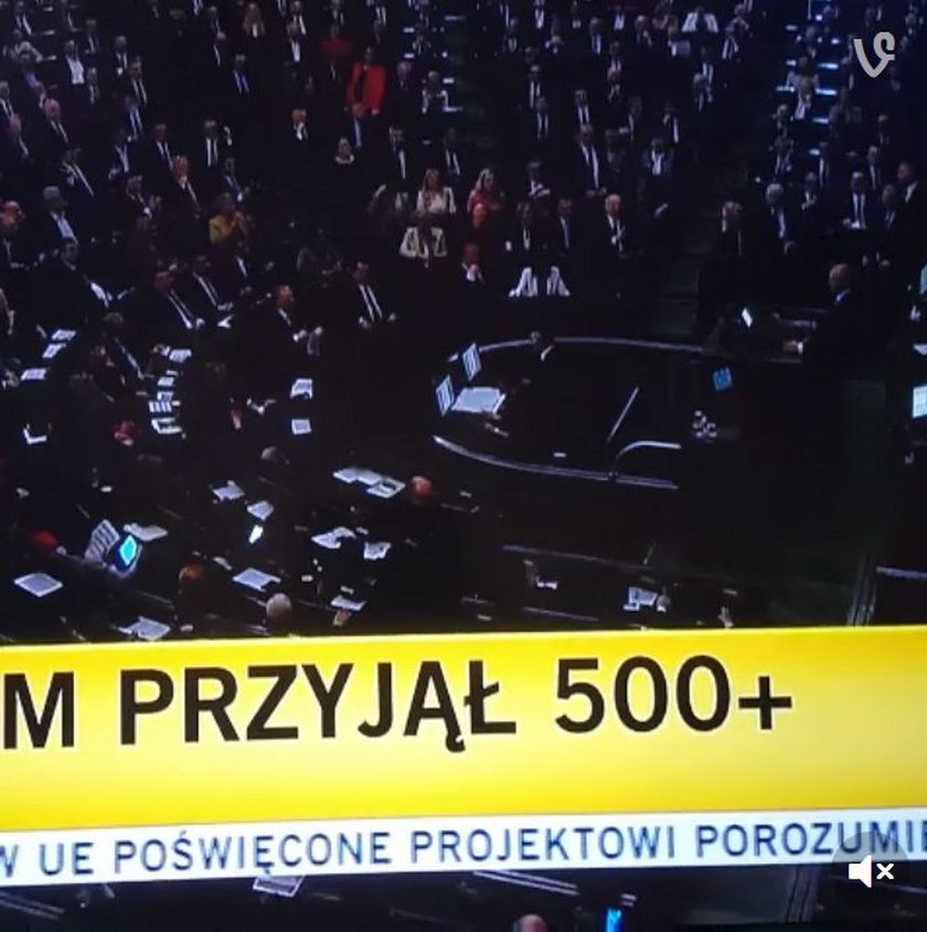Ciemności okryły Sejm. Po głosowaniu o 500 zł