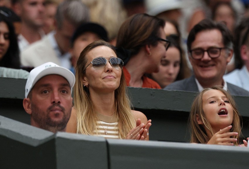 Jelena Đoković, supruga Novaka, i ćerka Tara u loži na Vimbldonu sa Viktorom Troickim, trenerom najboljeg tenisera sveta svih vremena | Foto: Reuters/Marko Đurica