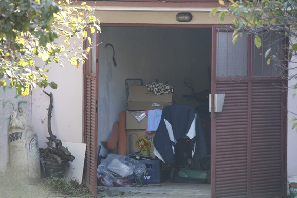 Garaža u kojoj je zakopao majku
