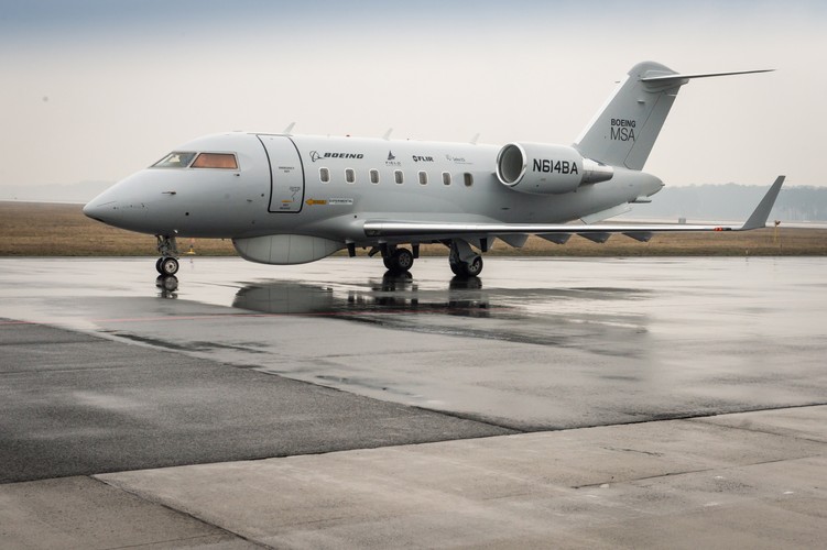 Załoga samolotu składa się z dwóch pilotów i od trzech do pięciu obserwatorów. <br><br>(tż/cat) PAP/Tytus Żmijewski