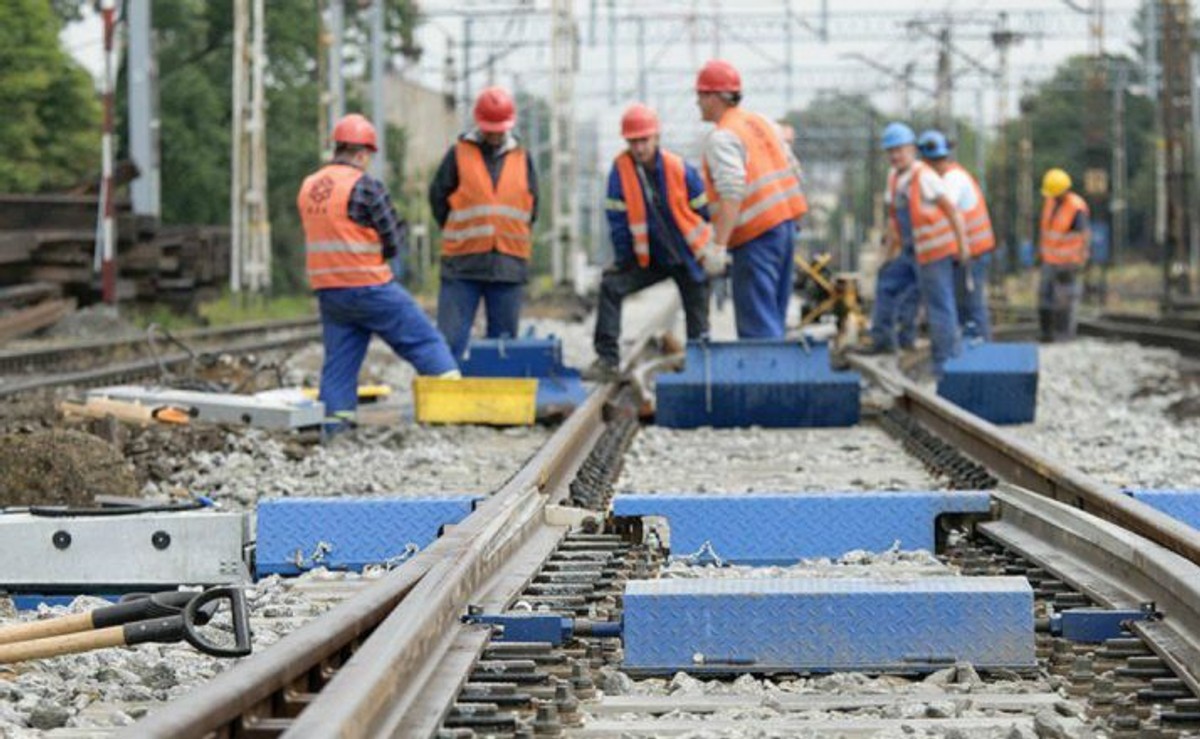 Polacy wysiadają z pociągów. "Spadki liczby podróżnych byłyby mniejsze, gdyby PKP przeprowadzała remonty sprawniej"