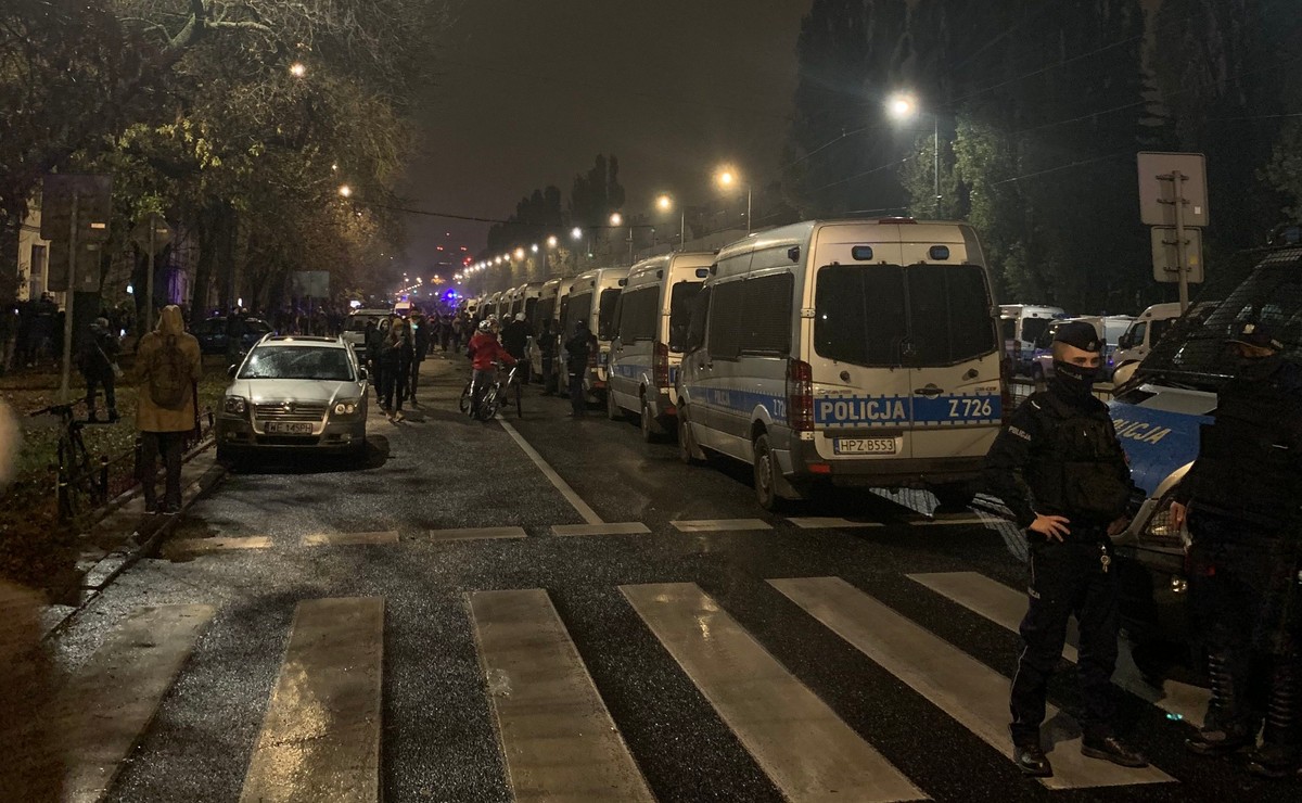 Policja na warszawskim Żoliborzu w trakcie protestów po decyzji TK w sprawie aborcji