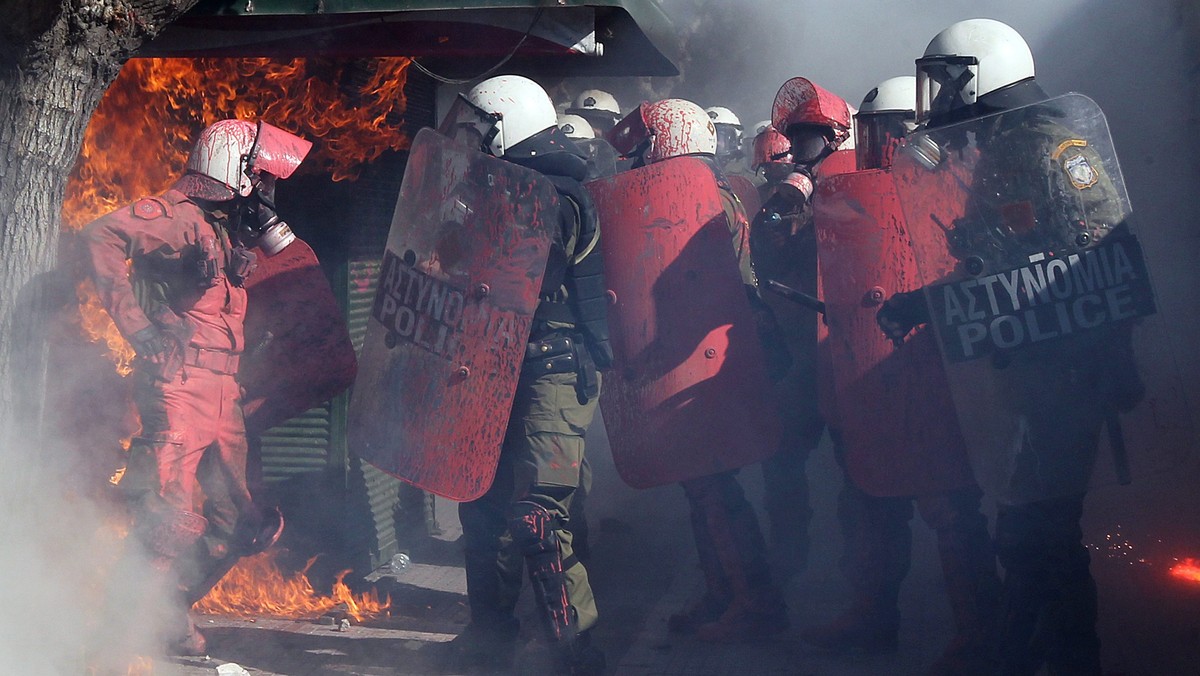 Już 125 tys. ludzi uczestniczyło dzisiaj w południe w demonstracjach przeciwko rządowemu planowi oszczędności w Atenach, Salonikach i innych greckich miastach. Według policji, to rekordowa liczba od początku greckiego kryzysu zadłużenia w 2010 roku. Jak podała agencja Itar-Tass w Atenach doszło do bitwy z policją. Co najmniej siedem osób, pięciu policjantów i dwóch demonstrantów, zostało rannych.