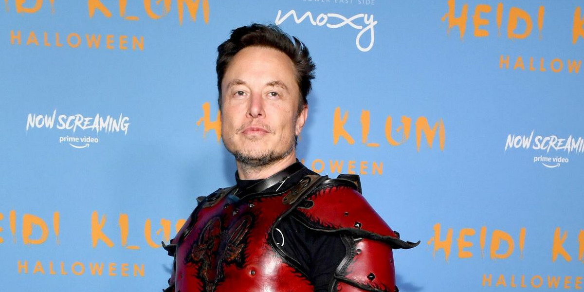 Elon Musk w przebraniu podczas imprezy halloweenowej.